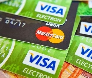 Чим кредитні карти відрізняються від дебетових і як ними користуватися?